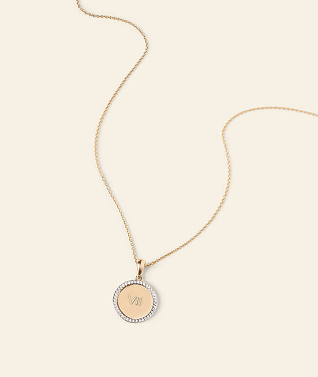 Personalized yellow gold pendant with diamond accents